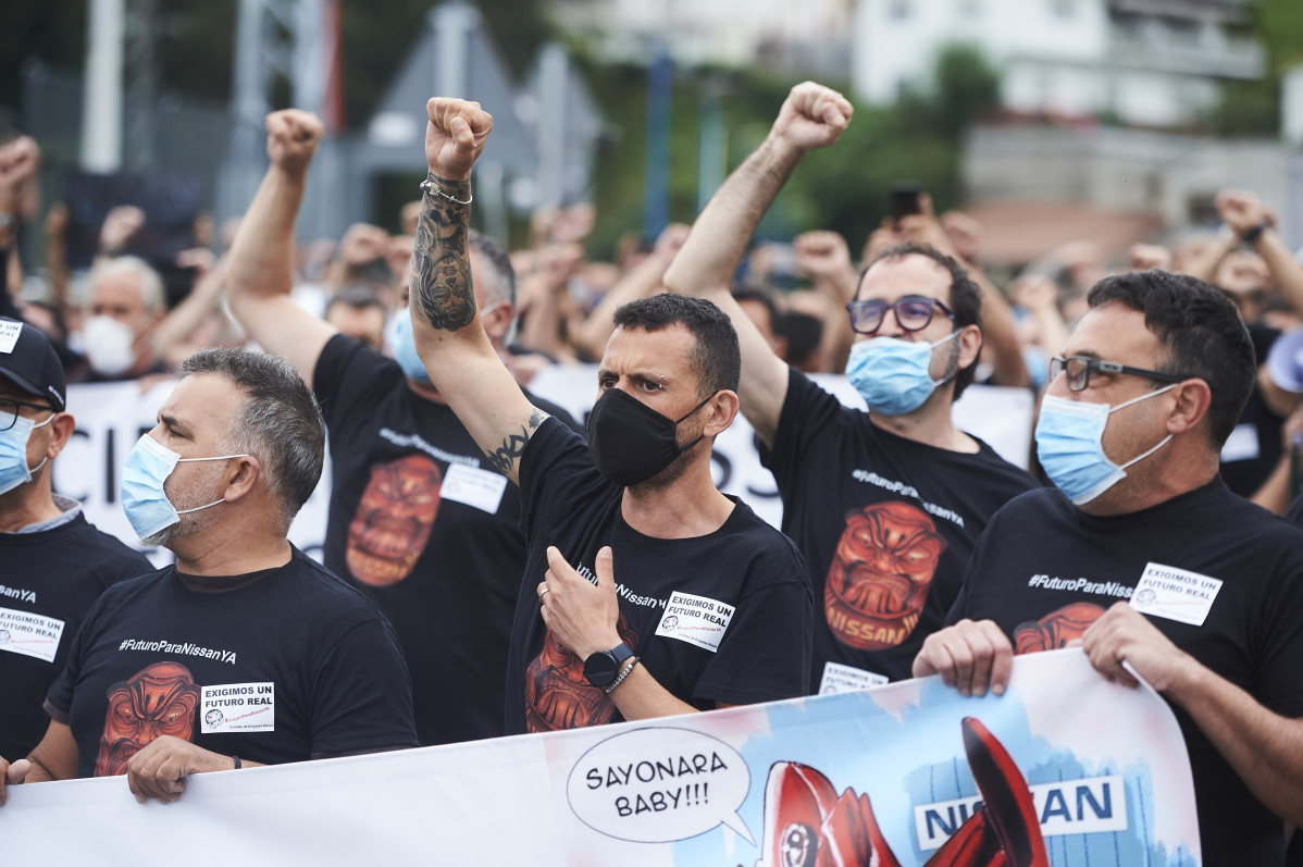 Treballadors de Nissan Barcelona en la concentració pel tancament de les plantes catalanes davant la fàbrica de la companyia a Los Corrales de Buelna, Cantàbria (Espanya), 1 de juliol del 2020.