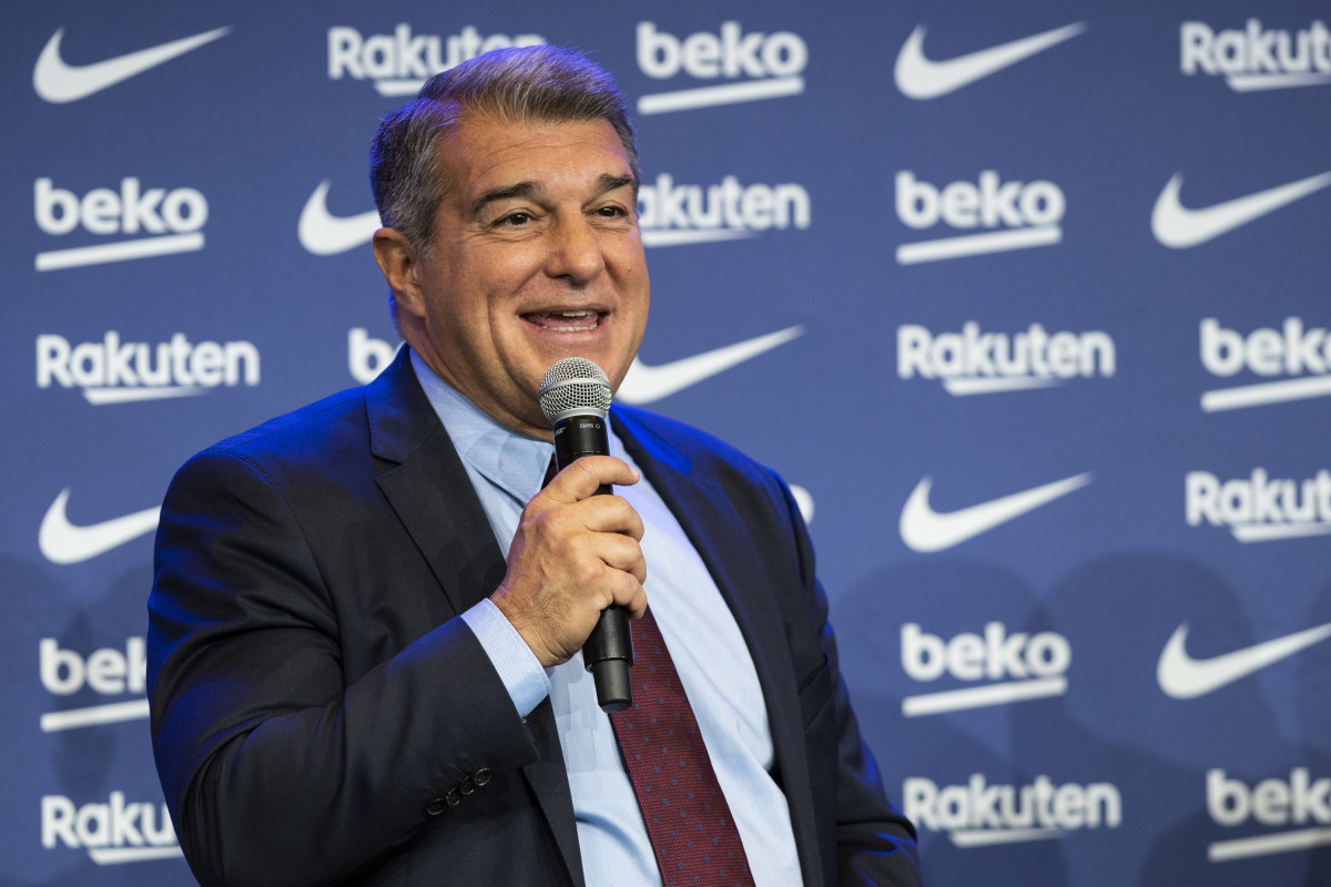 El presidente del FC Barcelona, Joan Laporta, en la presentación de Dani Alves