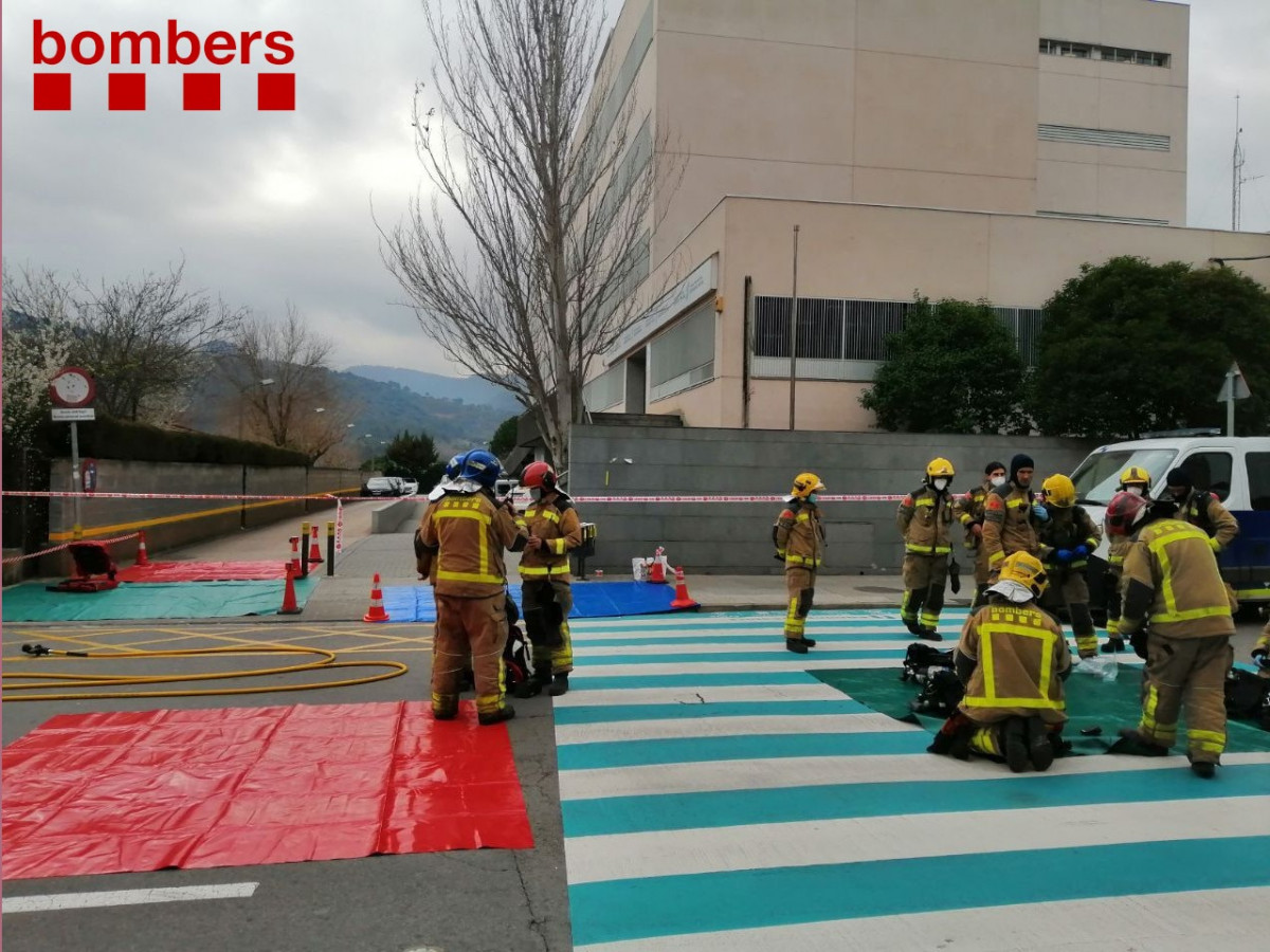 Imagen de varios efectivos de los Bombers de la Generalitat trabajando en el posible escape en Martorell (Barcelona)