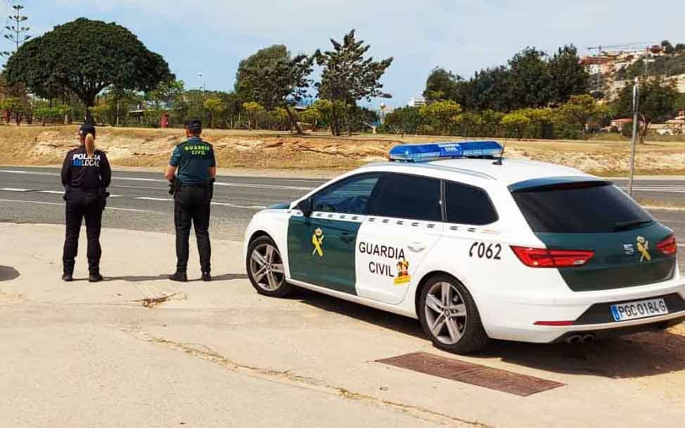 Archivo - Coche y agentes de la Guardia Civil