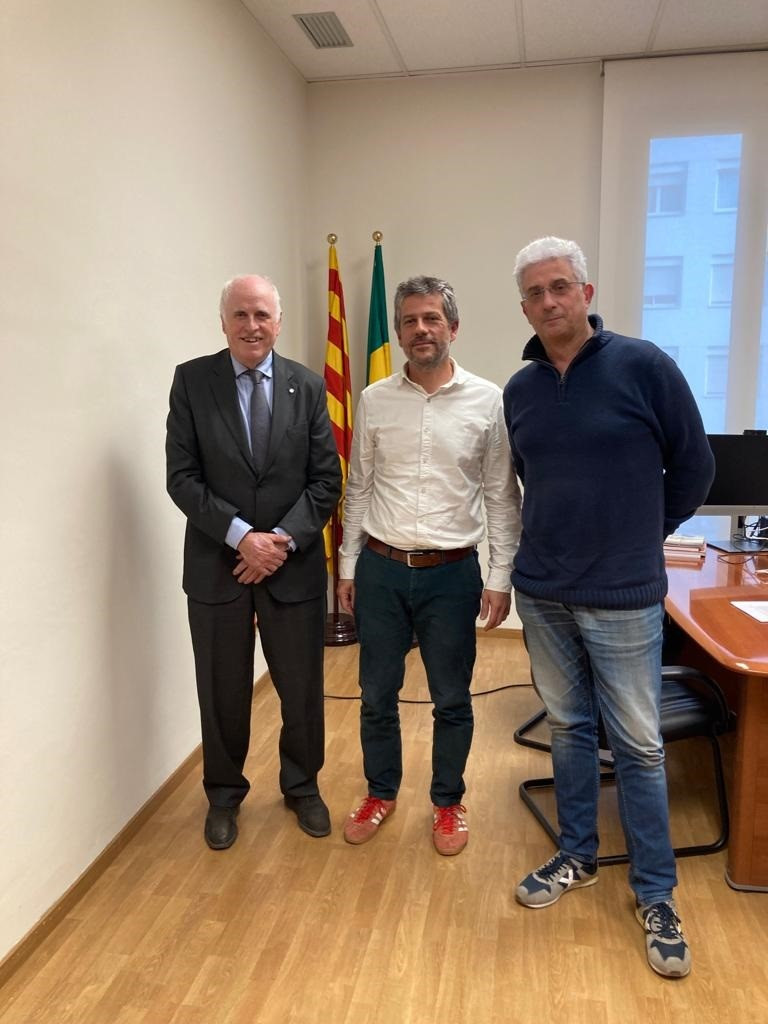 El presidente de la Cámara de Terrassa, Ramon Talamàs; el alcalde d’Olesa de Montserrat, Miquel Riera, y el concejal de Empresa, Ocupación y Comercio, Dídac Solà.