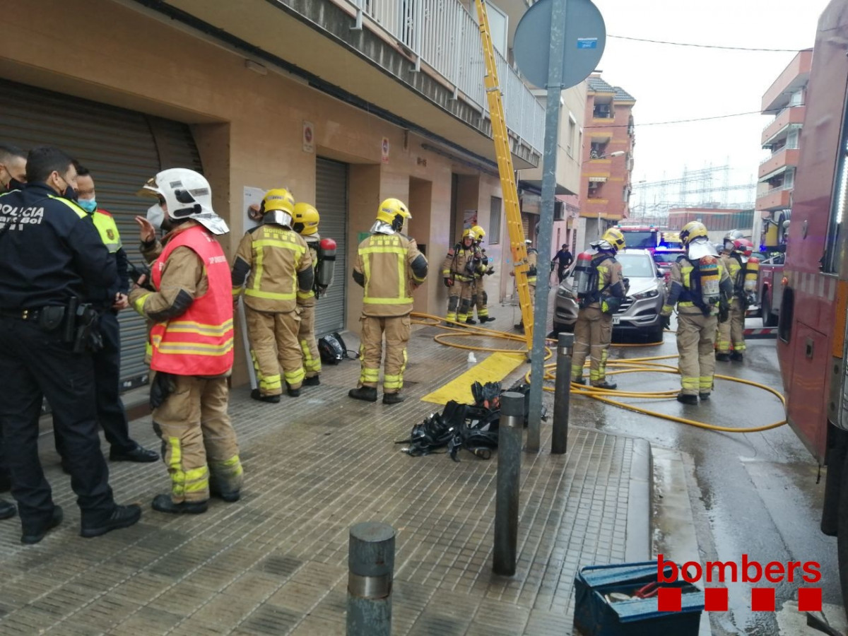 Efectivos de Bombers trabajando en el incendio de un edificio en Sant Boi de Llobregat (Barcelona)