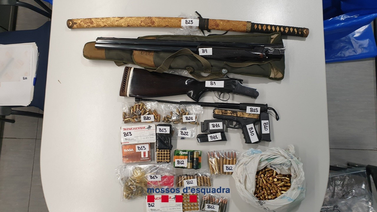 Material de un presunto grupo criminal en Viladecans (Barcelona) desmantelado por los Mossos d'Esquadra