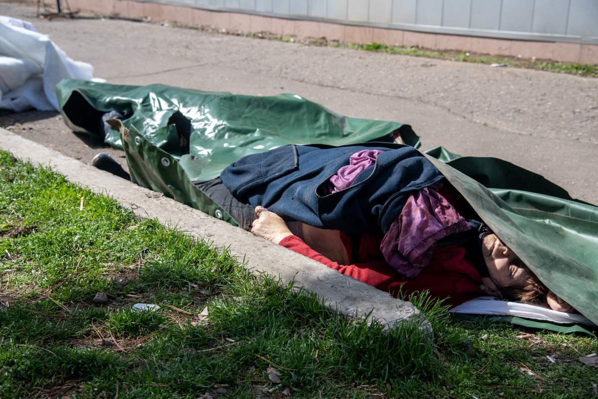 EuropaPress 4370999 07 april 2022 ukraine kramatorsk covered body of dead women lies on the