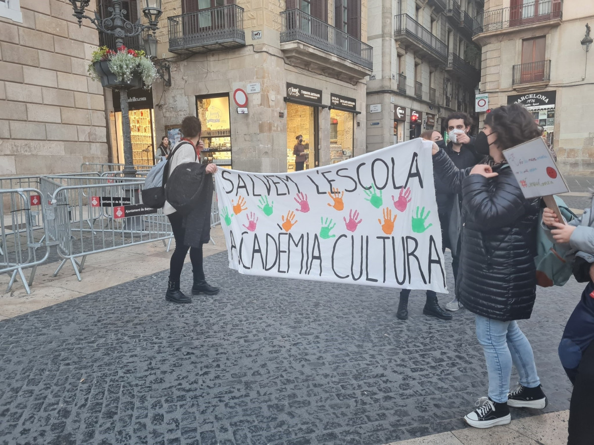 EuropaPress 4259235 manifestantes contra cierre academia cultura lhospitalet barcelona