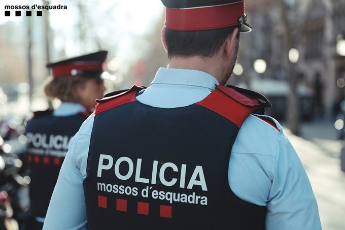 Archivo - Agentes de patrulla de los Mossos d'Esquadra.