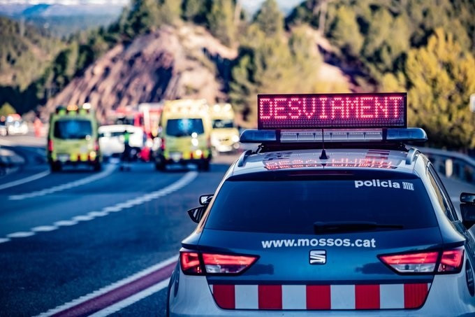 Archivo - Un coche de Mossos d'Esquadra y ambulancias del Sistema d'Emergències Mèdiques (SEM) durante un accidente de tráfico en una imagen de archivo.