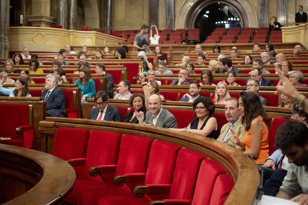 Votaciones en un pleno del Parlament, en una foto de archivo.