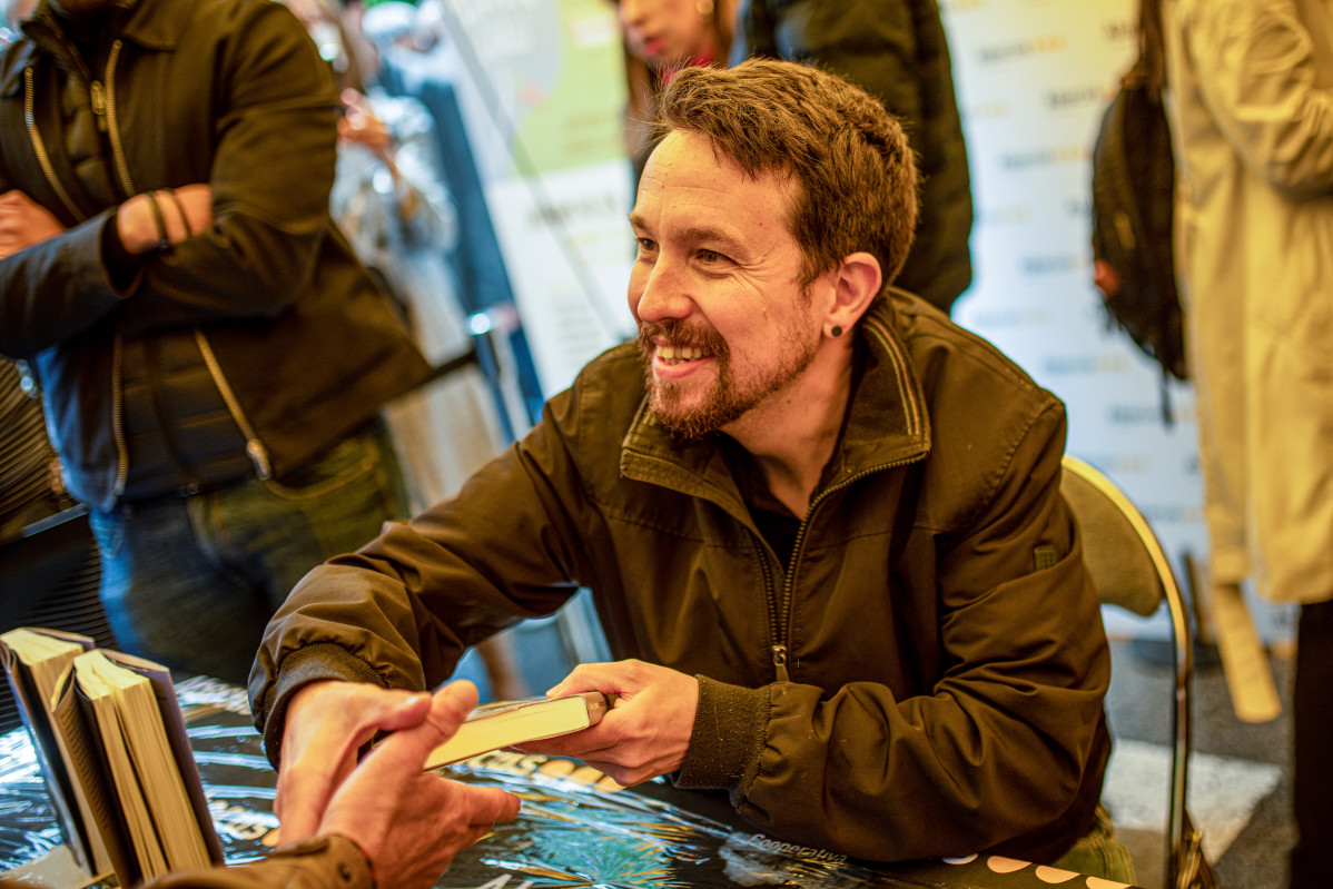 Archivo - El exvicepresidente del Gobierno y exlíder de Podemos, Pablo Iglesias, firma su libro en el mismo día que se celebra el Dia Internacional del Libro en la caseta de Casa del Libro, a 23 de abril de 2022, en Barcelona, (España). (Foto de archivo).