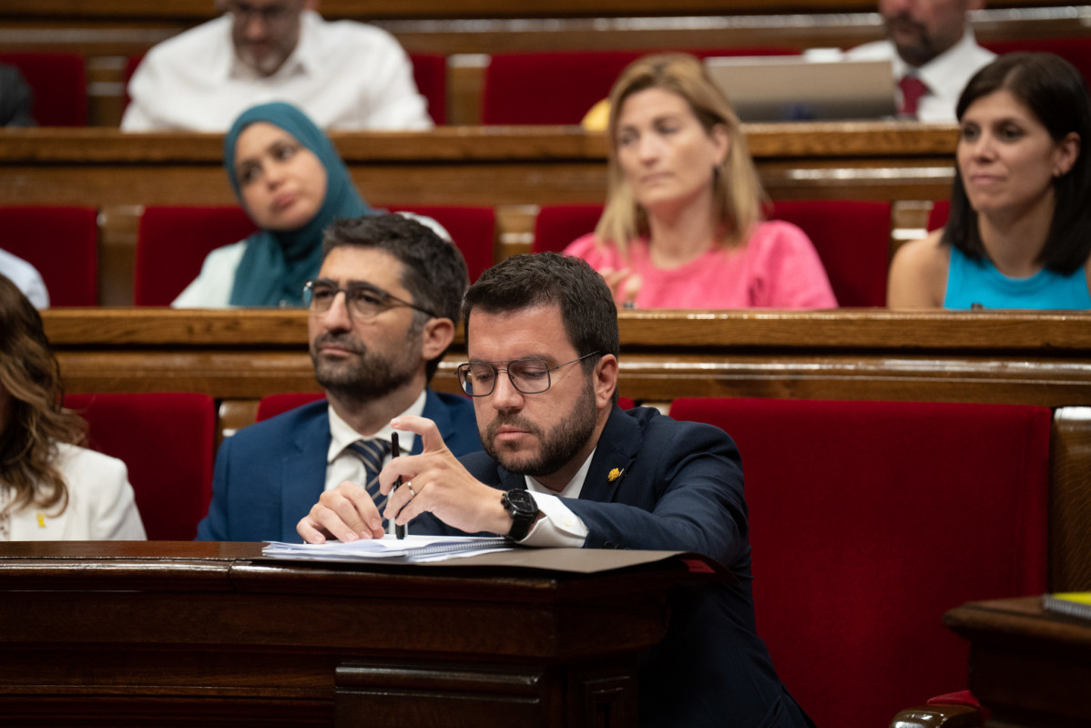 El president de la Generalitat, Pere Aragonès (c), al término del debate de política general anual, en el Parlament de Catalunya, a 27 de septiembre de 2022, en Barcelona, Cataluña (España). Durante su comparecencia, el presidente de la Generalitat, ha an