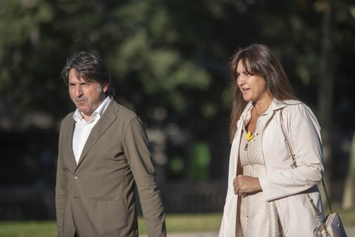 La expresidenta del Parlament de Catalunya y presidenta de Junts, Laura Borràs, y el diputado en el Parlament Francesc de Dalmases, a su llegada al juicio en el Tribunal Superior de Justicia de Cataluña (TSJC), a 5 de octubre de 2022, en Barcelona, Catalu