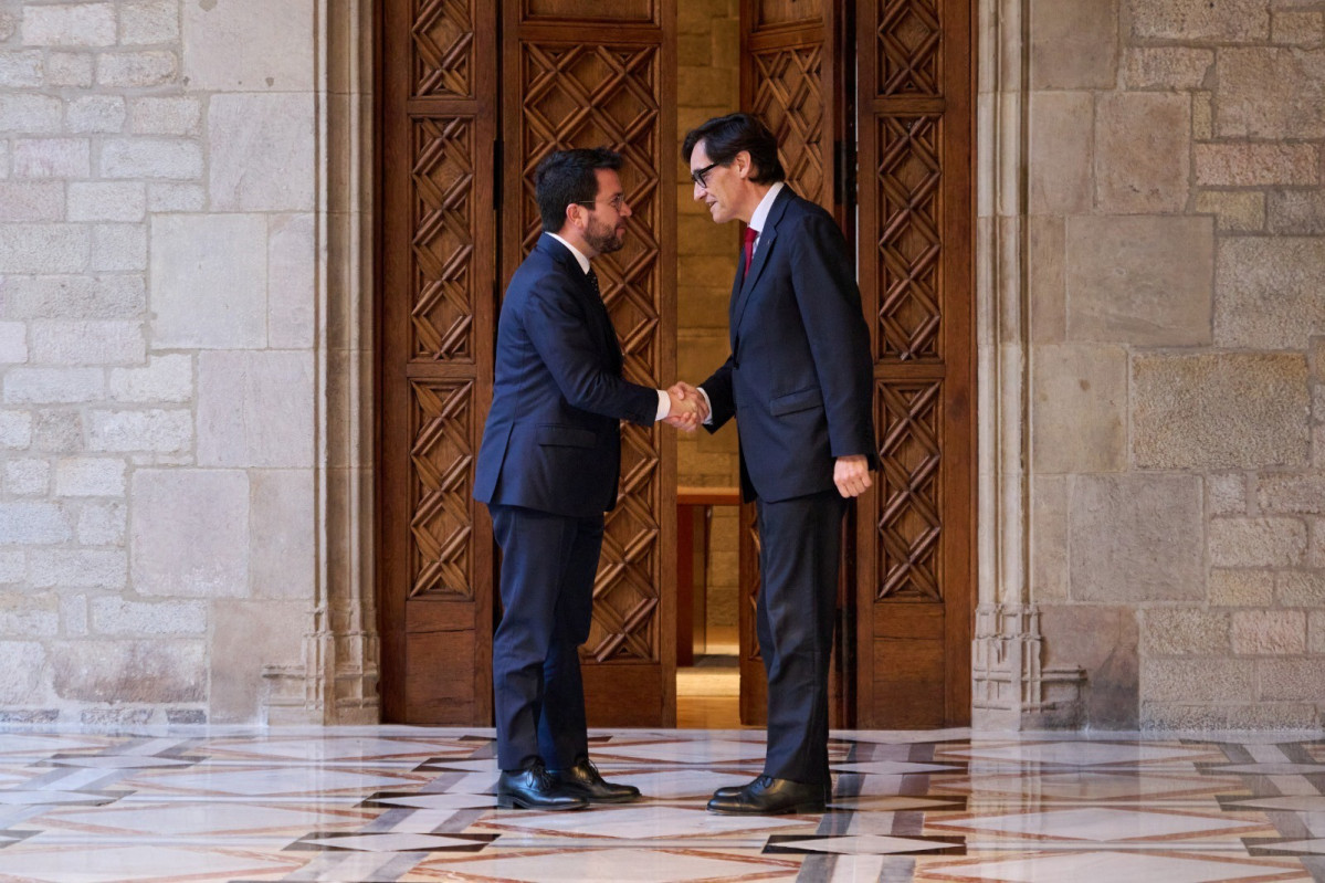 El presidente de la Generalitat, Pere Aragonès, y el primer secretario del PSC y líder de la oposición, Salvador Illa, se saludan antes de firmar el acuerdo de Presupuestos catalanes de 2023