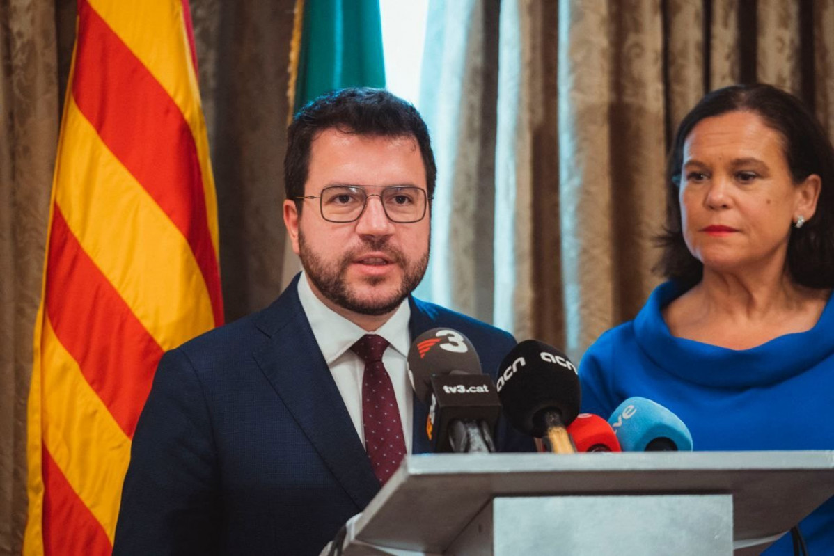 El presidente de la Generalitat, Pere Aragonès, junto a la líder del Sinn Féin Mary Lou McDonald, en Dublín (Irlanda).