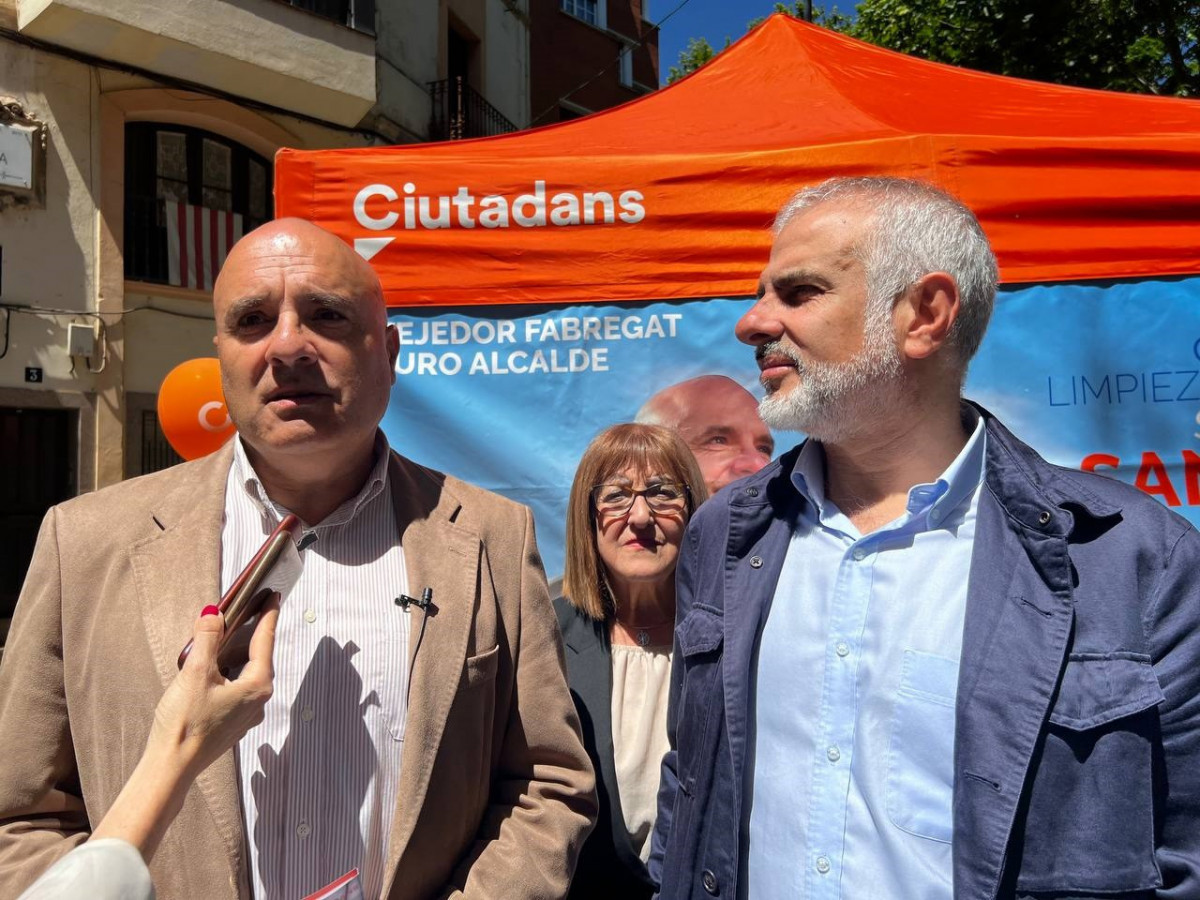 El líder de Cs, Carlos Carrizosa, junto al alcaldable en Sant Boi (Barcelona), Lluís Tejedor