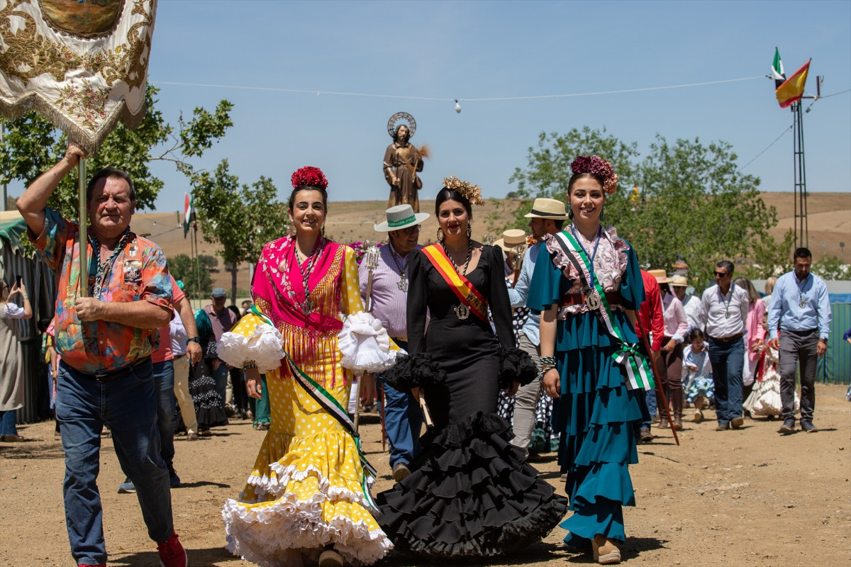 EuropaPress 5201327 varias mujeres vestidas trajes tradicionales romeria honor san isidro