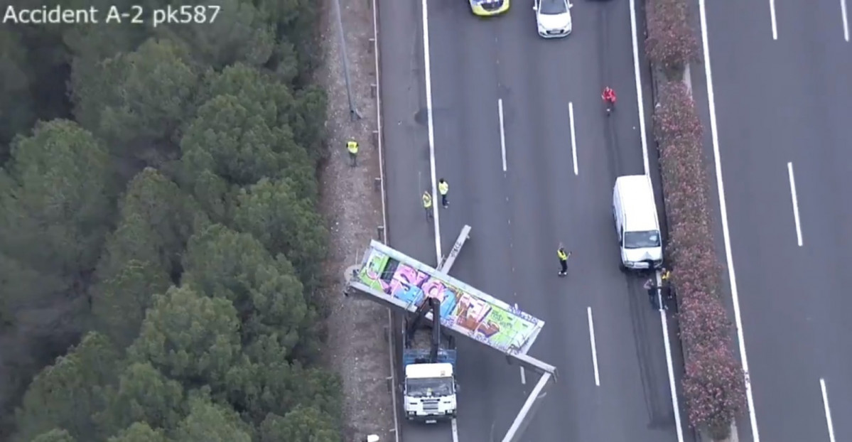 EuropaPress 5211171 camion chocado contra portico trafico hecho caer a 2 martorell barcelona