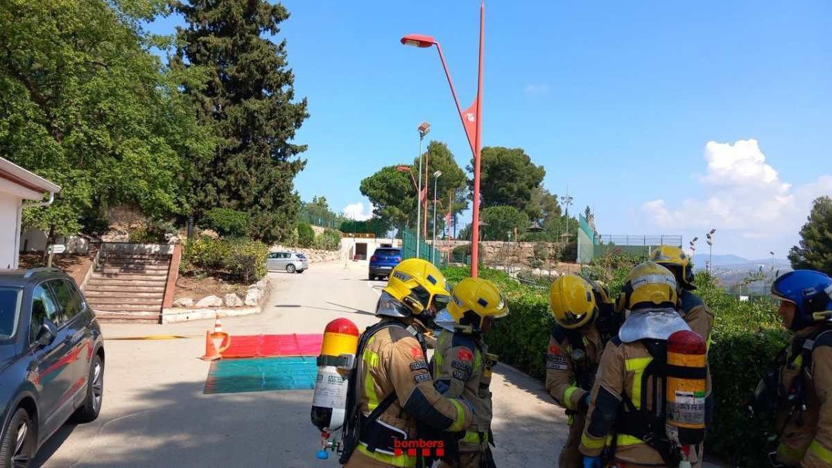 Los Bombers contienen una fuga de cloro en la piscina de Sant Andreu de la Barca (Barcelona)