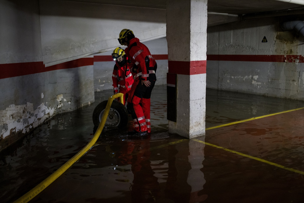 EuropaPress 5269779 operarios trabajan inundacion garaje particular terrassa barcelona martes