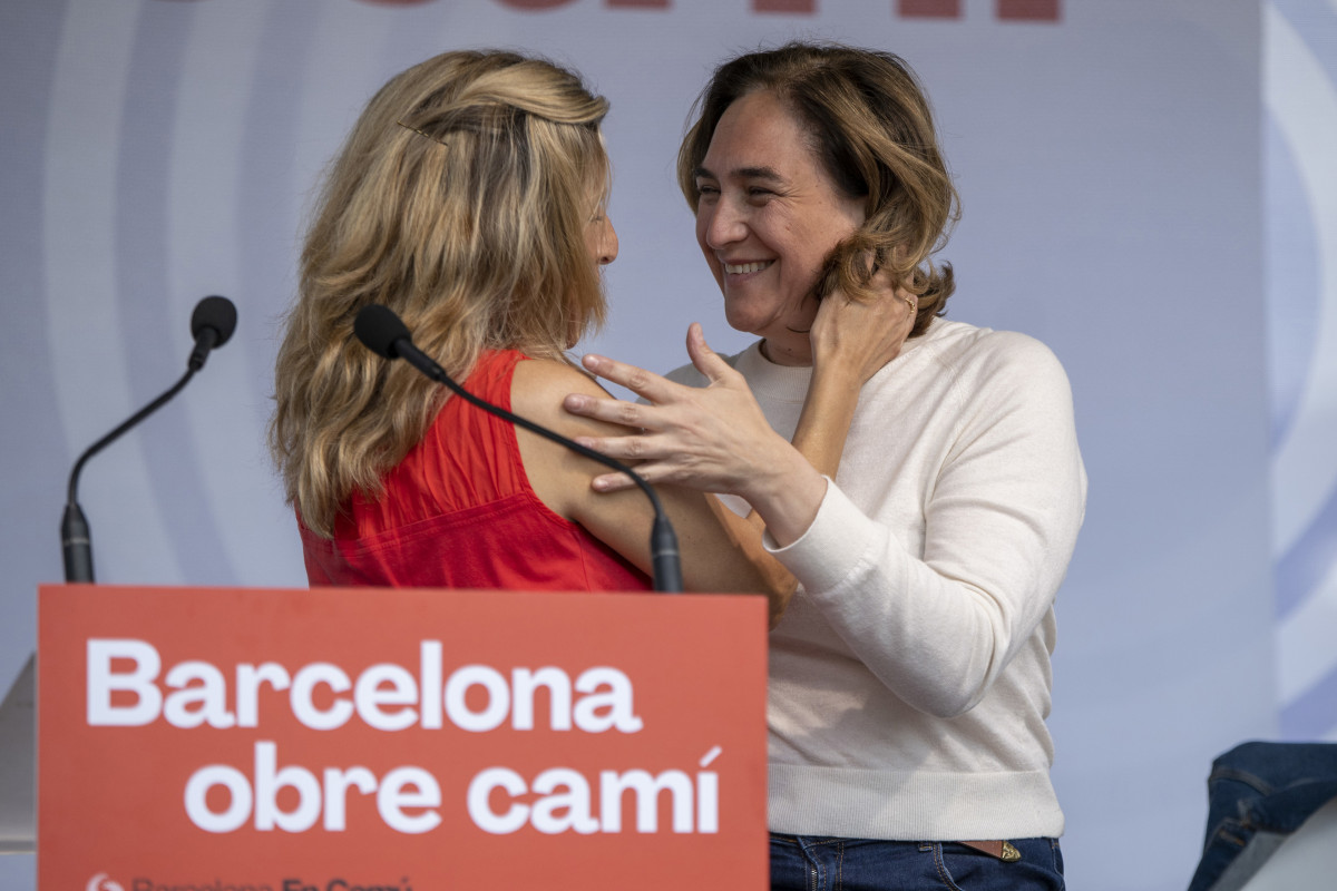 Archivo - La vicepresidenta segunda y ministra de Trabajo, Yolanda Díaz, abraza a la alcaldesa de Barcelona y candidata de BComú a la reelección, Ada Colau, en un mitin en el Mirador del Carmel, a 20 de mayo de 2023, en Barcelona, Cataluña (España).