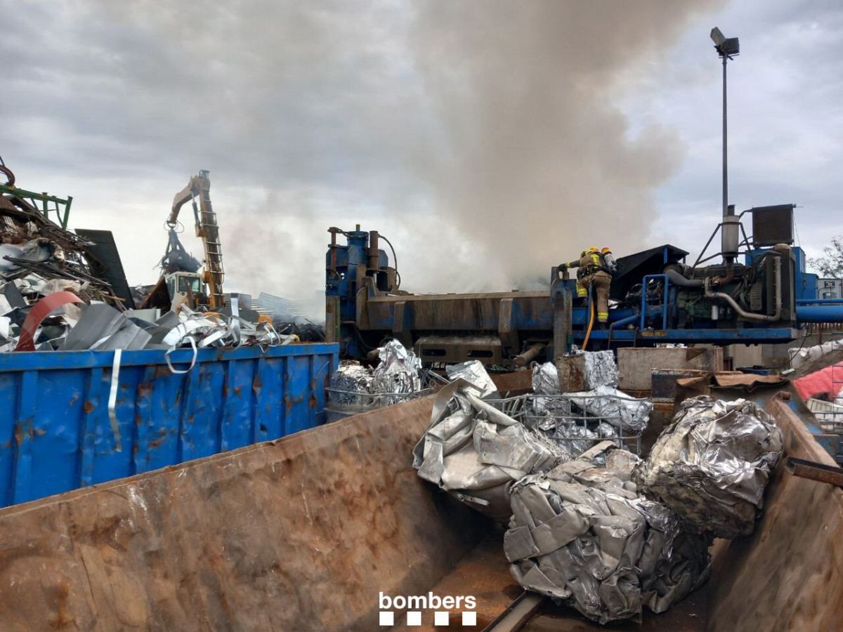 Incendio en el exterior de una nave de Sant Feliu de Llobregat (Barcelona)