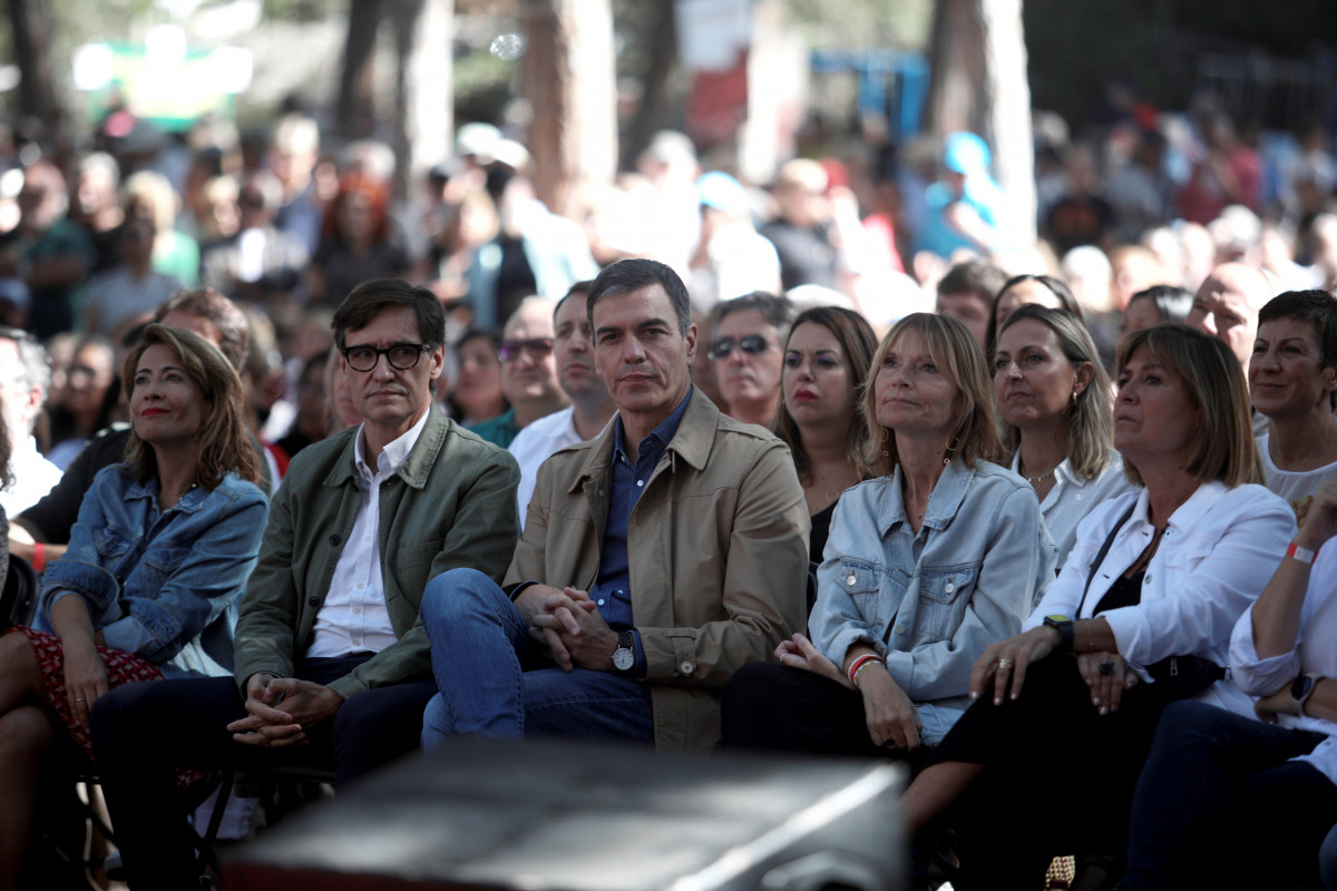 La ministra de Transportes, Raquel Sánchez (1i); el líder del PSC, Salvador Illa (2i); el presidente del Gobierno en funciones, Pedro Sánchez (c), y la presidenta de la Diputación de Barcelona, Núria Marín (1d), en la Festa de la Rosa del PSC