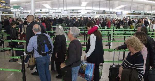 Colas Control Aeropuerto El Prat Barcelona  1