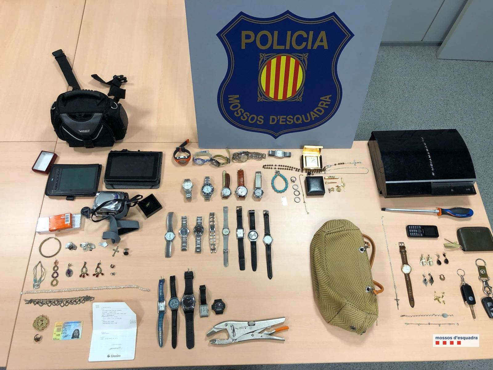 Tres Detenidos Por Robos En Domicilios De Castelldefels Y El Valles Occidental